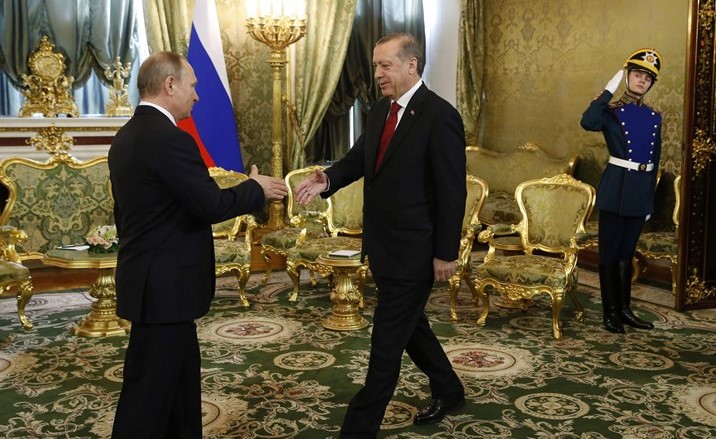 الرئيس الروسي فلاديمير بوتين مستقبلا نظيره التركي رجب طيب أردوغان قبيل اجتماعهما في الكرملين أمس	 أ.ف.پ﻿