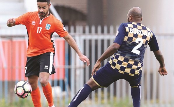 لاعب كاظمة محمد الداود يمر من مدافع برقان محمد الياقوت	الأزرق.كوم ﻿