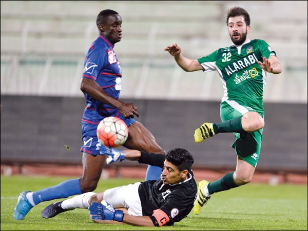 لاعب العربي عبدالعزيز السليمي  يتفادى الاحتكاك مع حارس الشباب سلمان ميرزا	 (الأزرق.كوم)