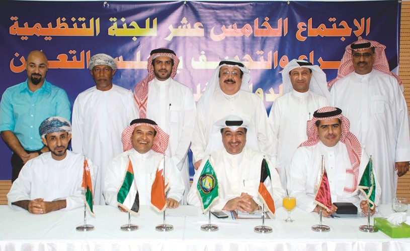 الفودري والحسن وأعضاء اللجنة التنظيمية بعد الاجتماع﻿