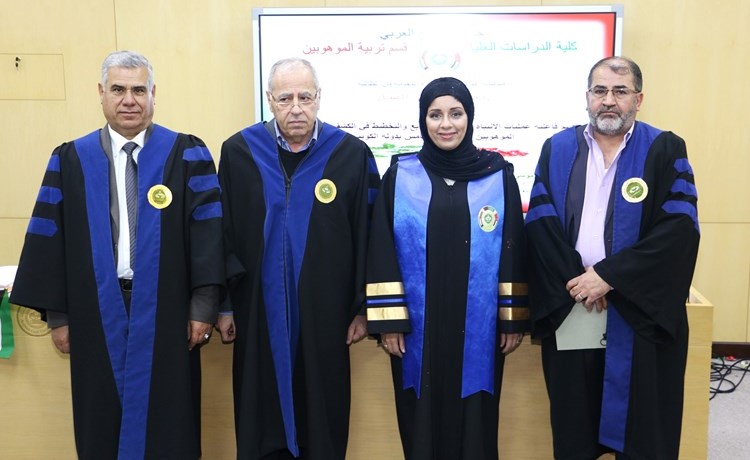 الباحثة الصفار خلال مناقشة رسالتها﻿