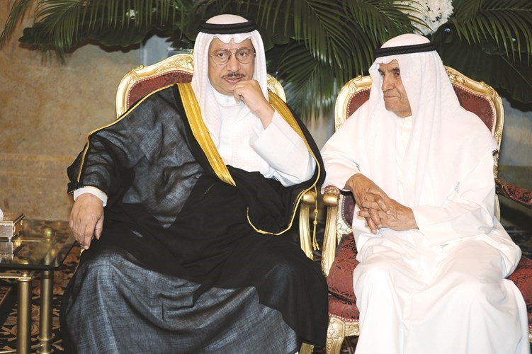 الفريق متقاعد العم محمد عبدالعزيز البدر رحمه الله مع سمو رئيس مجلس الوزراء الشيخ جابر المبارك في احدى المناسبات