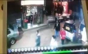 بالفيديو.. سيارة تدهس 6 أشخاص بشكل عشوائى فى مصر