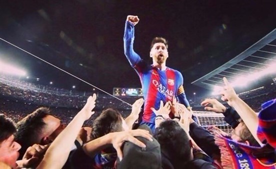 ميسي بين جماهير برشلونة (تويتر)