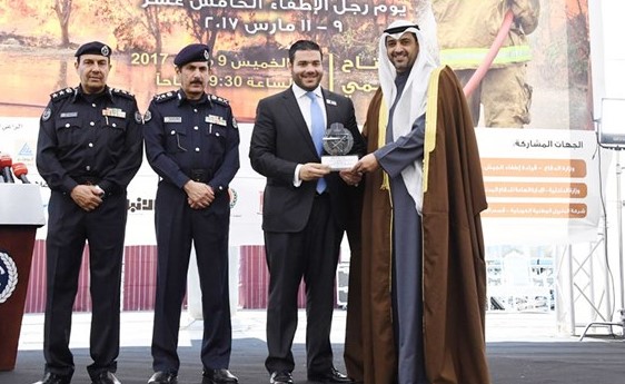 الشيخ محمد العبدالله يسلم نواف ناجيا درعا تكريمية لـ الدولي ﻿