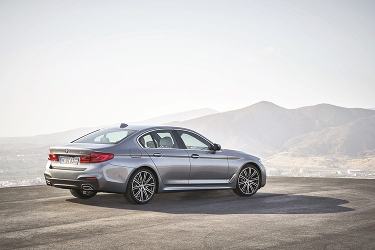 BMW الفئة الخامسة سيدان الجديدة.. رياضية أنيقة وعصرية