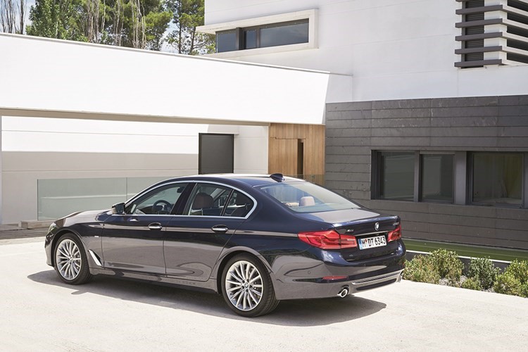BMW الفئة الخامسة سيدان الجديدة.. رياضية أنيقة وعصرية