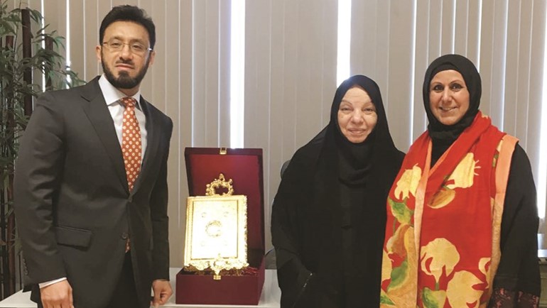 الشيخة أوراد الجابر تقدم المصحف الشريف للدكتور العيناتي شكرا وتقديرا على نجاح عملية أم الجبري الجبريسهام الهجرس﻿
