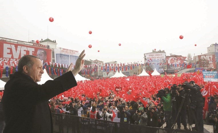  الرئيس التركي رجب طيب اردوغان ملحوحا لانصاره قبيل القائه كلمة امام حشد جماهيري في اسطنبول امس	أ.پ﻿
