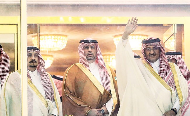 ولي العهد السعودي ووزير الداخلية الامير محمد بن نايف يحيي الجماهير الحاضرة