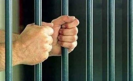 لص يستحق الشفقة.. حبسوه بسبب قطعة شوكولاتة تمناها نجله