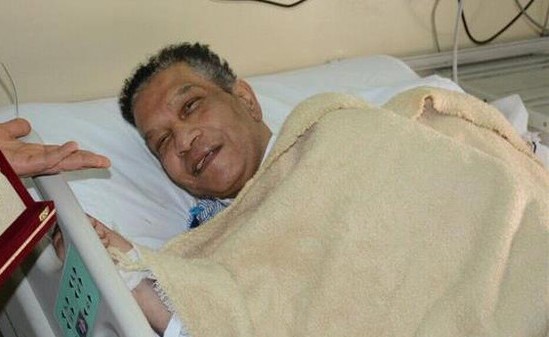 موجة تعاطف مع صورة الفنان محمد شرف على سرير المرض
