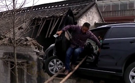 شاهد.. كيف استقرت هذه السيارة على سقف منزل؟