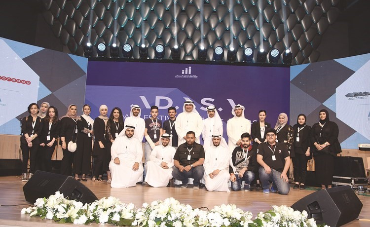 خالد الروضان والشيخة الزين الصباح يتوسطان مجموعة من المتطوعين﻿