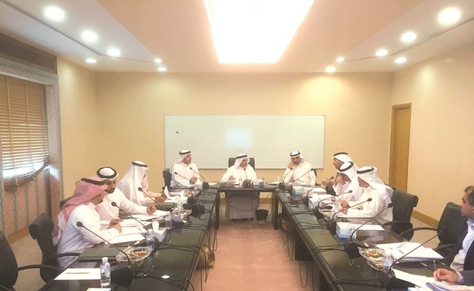 د. حسن كمال خلال ترؤسه اجتماع اللجنة﻿