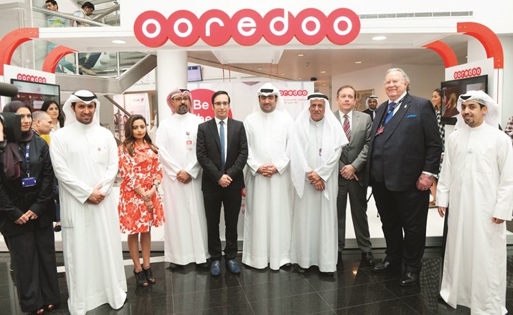 عمر البسام وفريق عمل Ooredoo مع الوزير خالد الروضان وعدد من إداريي جامعة الخليج للعلوم والتكنولوجيا﻿