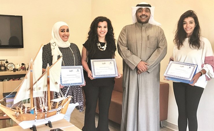 عبدالعزيز المانع متوسطا المكرمين﻿