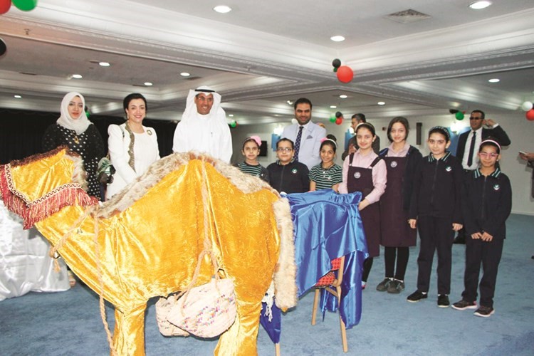 طالبات صنعن جملا من اعادة التدوير﻿