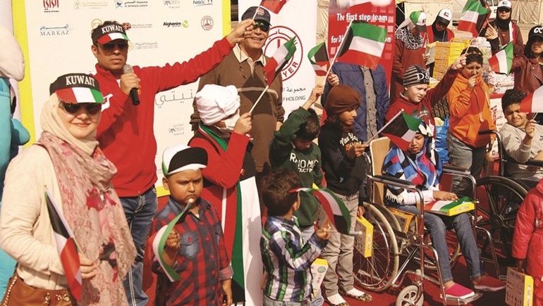 مشاركة الأطفال بالأعلام الوطنية ﻿