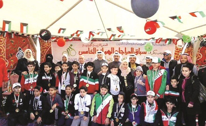 بتول العومي ووليد البصيري وعبدالسميع أحمد وحبيب التركماني وعبدالنبي الهندياني يتوسطون الفائزين ﻿