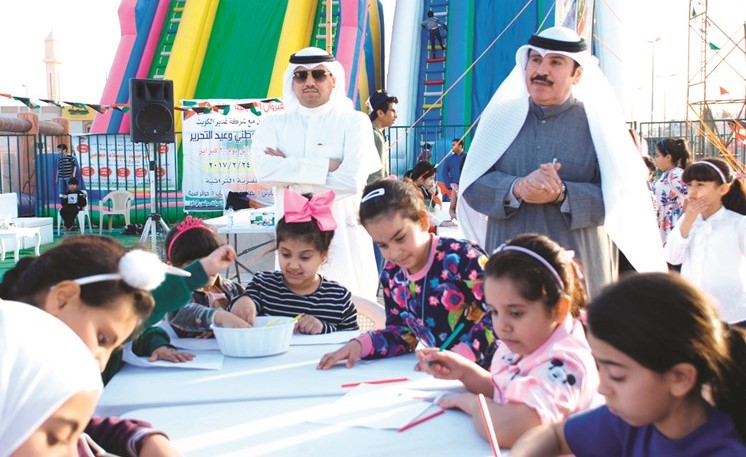 الطلبة خلال ممارسة هواية الرسم ﻿