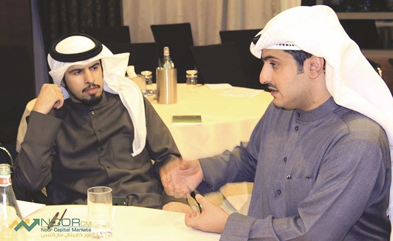 فريق المبيعات يشرح آلية التداول للحضور﻿