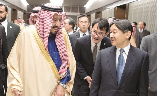 ولي عهد اليابان مرحبا بخادم الحرمين الشريفين الملك سلمان بن عبدالعزيز لدى وصوله طوكيو امس	 واس﻿