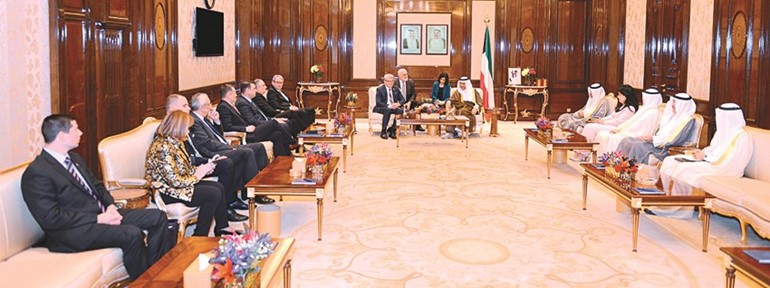 سمو رئيس الوزراء الشيخ جابر المبارك مستقبلا رئيس مجلس النواب البوسني والوفد المرافق له ﻿