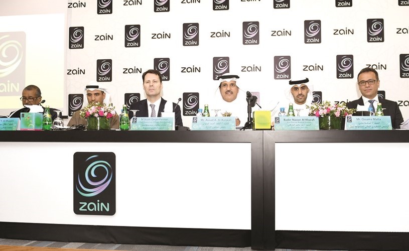 أسعد البنوان وبدر ناصر الخرافي خلال الجمعية العمومية لمجموعة زين﻿