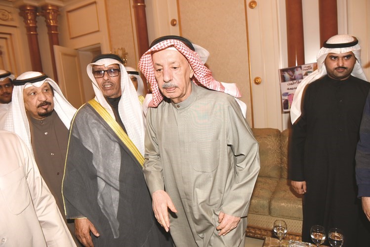 فلاح بن جامع لحظة وصوله من رحلة العلاج محاطا بمستقبليه﻿