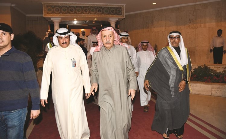 بن جامع مغادرا المطار﻿