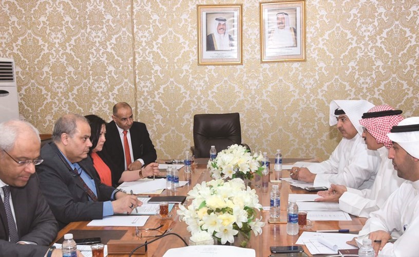 عبدالله المطوطح خلال لقائه الوفد المصري﻿
