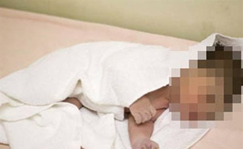 ألقت برضيعها في صندوق القمامة.. حبس طالبة 15 يومًا لتخلصها من طفلتها في مصر