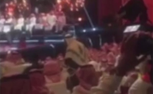 بالفيديو.. مسن يرقص طرباً على صوت محمد عبده