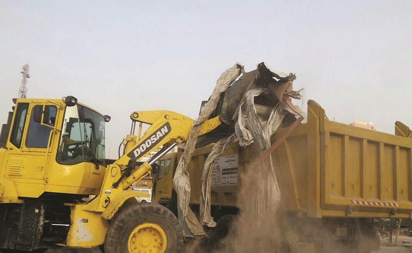 آليات البلدية خلال رفع الأنقاض﻿