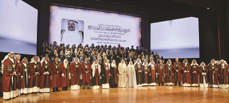 صاحب السمو الأمير الشيخ صباح الأحمد ود.محمد الفارس ود.أحمد الاثري مع أعضاء هيئة التدريس بالهيئة والطلبة المكرمين ﻿