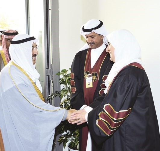 صاحب السمو الأمير مصافحا فاطمة الكندري﻿