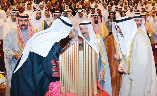 صاحب السمو الأمير الشيخ صباح الأحمد يتلقى هدية تذكارية من د. أحمد الأثري ود. محمد الفارس بحضور سمو ولي العهد الشيخ نواف الأحمد ومرزوق الغانم وكبار الشخصيات