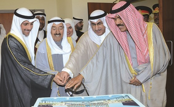 صاحب السمو الأمير الشيخ صباح الأحمد يشارك سمو ولي العهد ومرزوق الغانم ود.محمد الفارس قطع كعكة الاحتفال ﻿