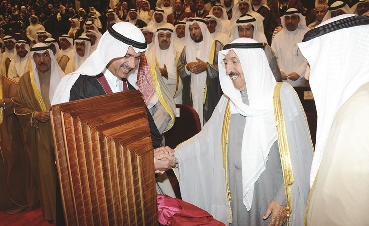د.أحمد الأثري يقدم هدية تذكارية لصاحب السمو ﻿