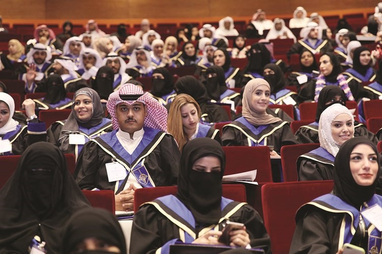 جانب من الخريجين خلال الحفل ﻿