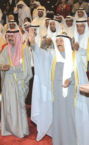 صاحب السمو يحيي الحضور في الحفل ﻿