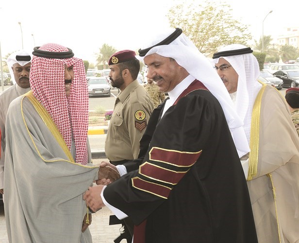سمو ولي العهد لدى وصوله وفي استقباله د.أحمد الأثري﻿