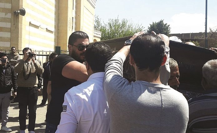 الجنازة امام مسجد السيدة نفيسة﻿