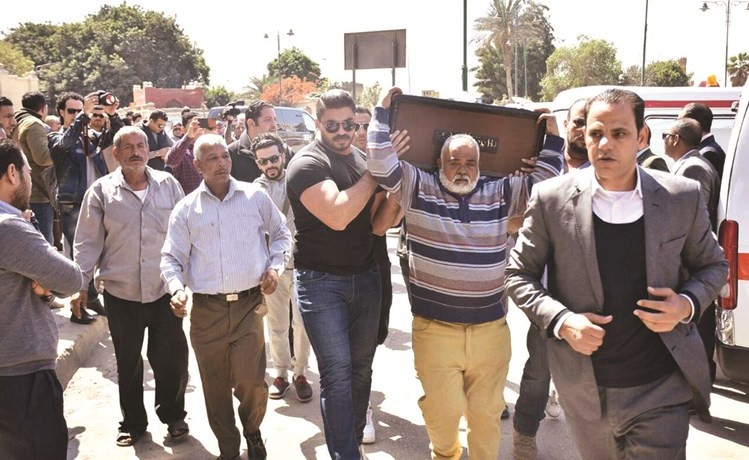 خالد سليم يحمل نعش والده﻿