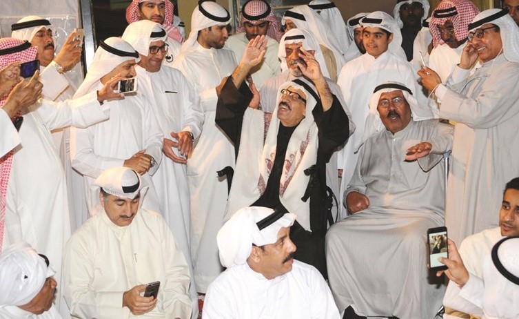 شادي الخليج يتوسط محبيه﻿