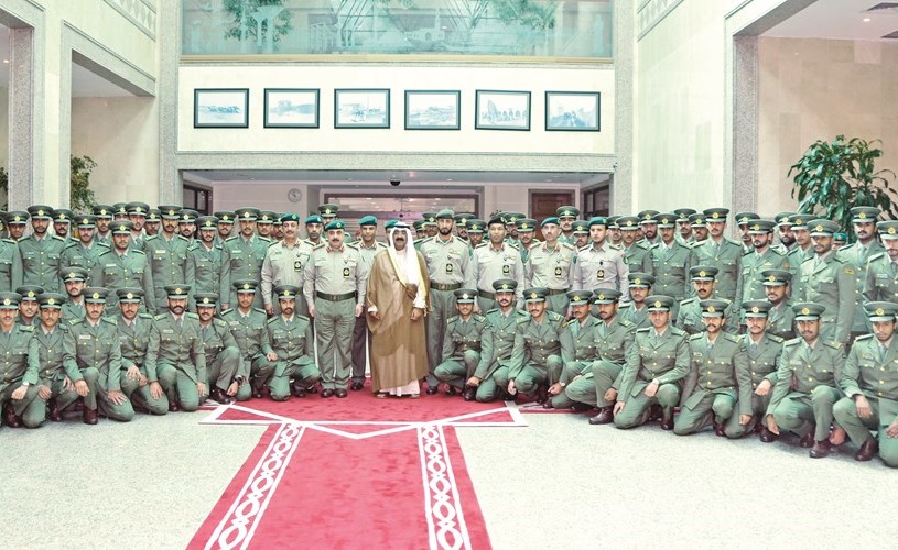 الشيخ مشعل الاحمد والفريق الركن م. هاشم الرفاعي مع الطلبة ﻿