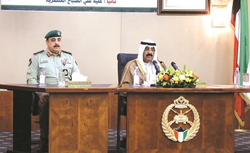 الشيخ مشعل الاحمد والفريق الركن م.هاشم الرفاعي خلال اللقاء ﻿
