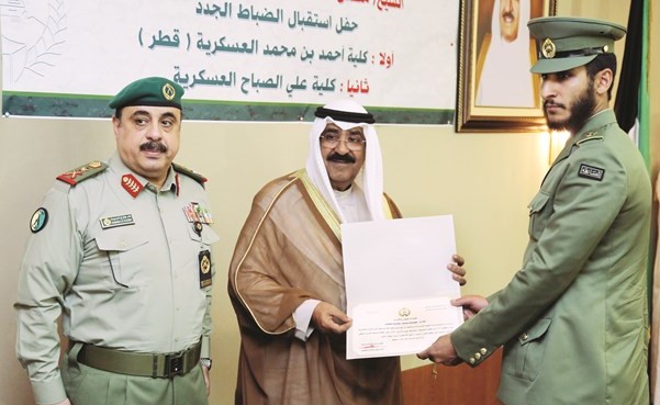 الشيخ مشعل الاحمد خلال تكريم احد الضباط ﻿