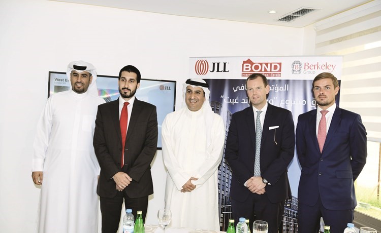 بدر الشلفان يتوسط ممثلي شركة JLL للاستشارات العقارية العالمية ومجموعةBerkeley أكبر مطور عقاري في بريطانيا﻿